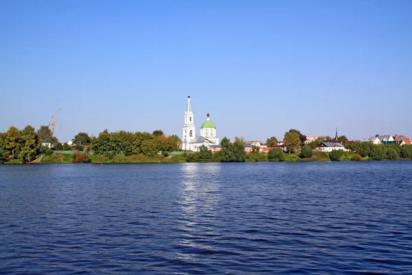 Chiesa ortodossa cristiana su fiume di costa — Foto Stock