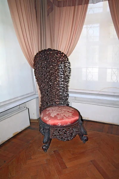 Oude stoel in oud huis — Stockfoto