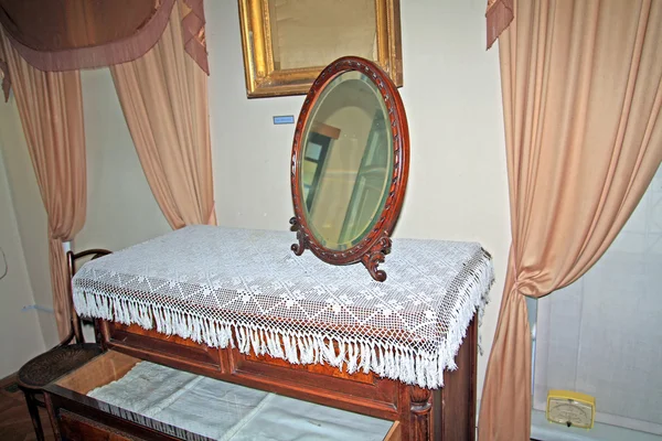Oude spiegel op oude dressoir — Stockfoto