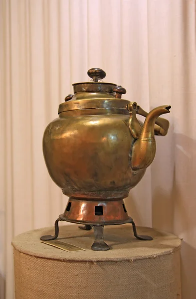 Antike Teekanne aus Kupfer auf dem Ständer — Stockfoto