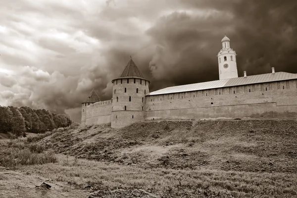 小さな丘の上の古代の要塞 — ストック写真