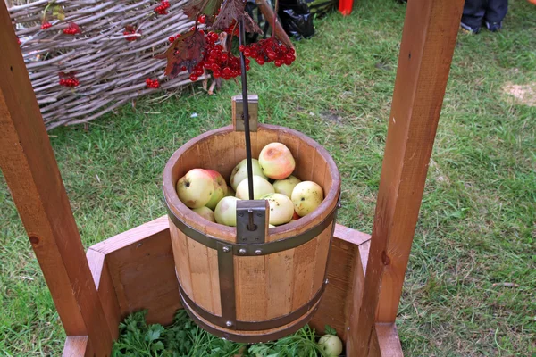 Manzana en cubo en el mercado rural —  Fotos de Stock