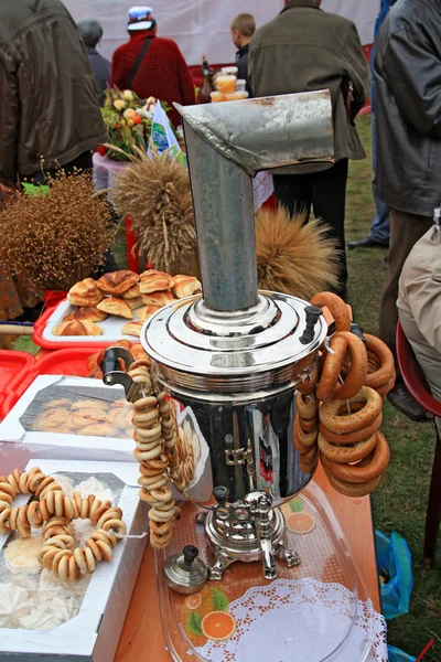 Old samovar on rural market — Stock Photo, Image