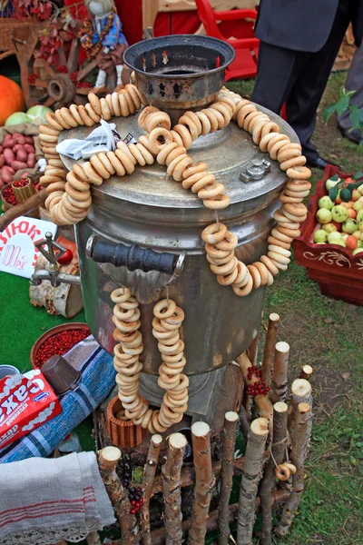 Old samovar on rural market — Stock Photo, Image