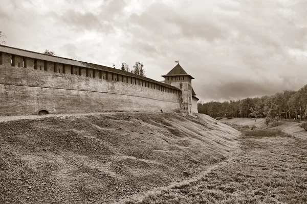 Древняя крепость на небольшом холме — стоковое фото