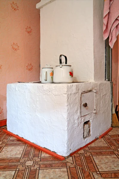Estufa de ladrillo en casa rural de madera —  Fotos de Stock