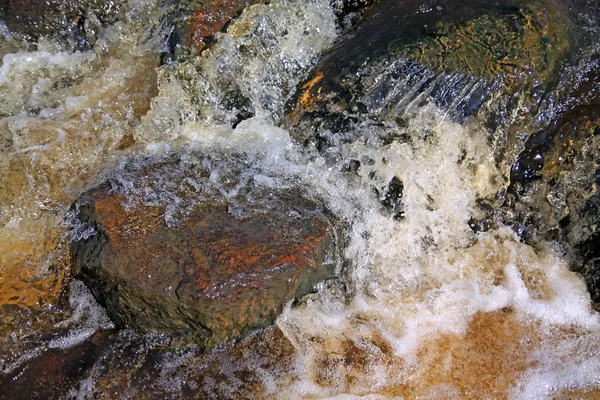 Snelle rivier stroom onder steen — Stockfoto