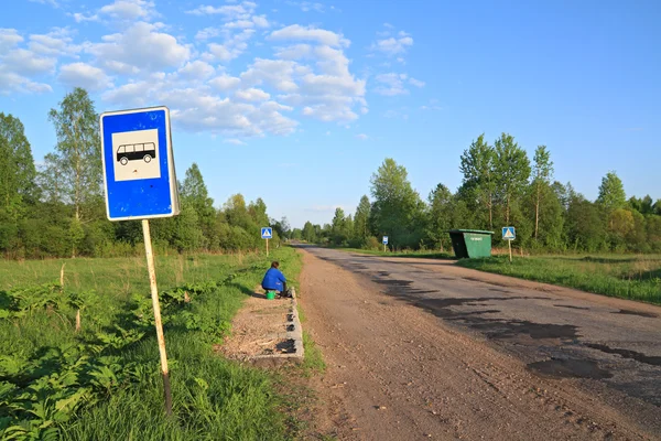 Автобусна зупинка на сільській дорозі — стокове фото