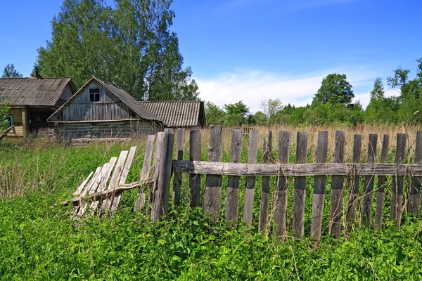 農村部の木造の建物の近くの古いフェンス — ストック写真
