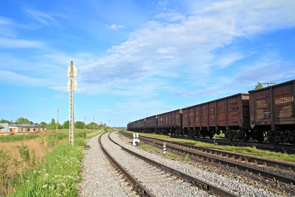 Pociąg na małym dworcu kolejowym — Zdjęcie stockowe