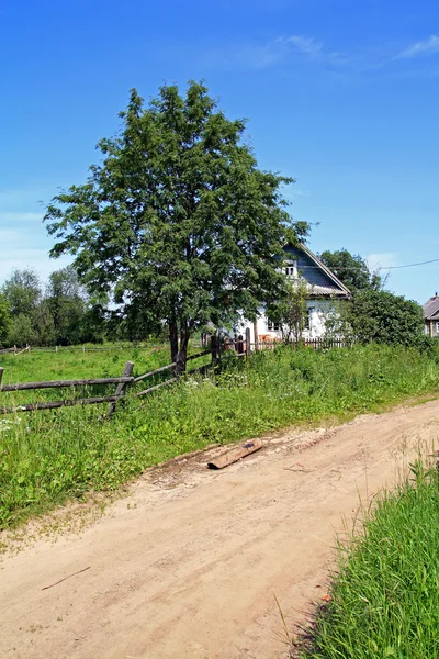 Szutrowa droga w starej wsi — Zdjęcie stockowe
