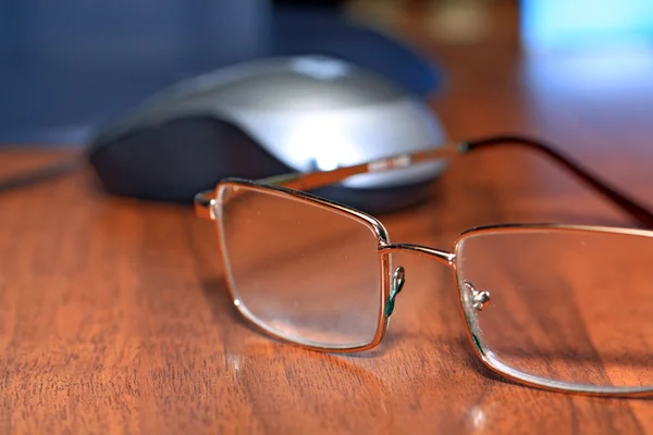 Glasögon på träbord — Stockfoto