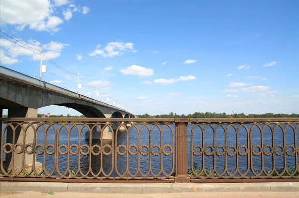 Puente de coche a través del río —  Fotos de Stock