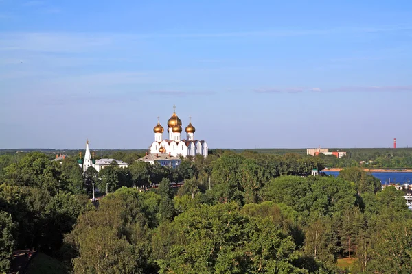 Igreja ortodoxa cristã entre árvore — Fotografia de Stock