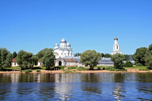 Iglesia ortodoxa cristiana en la costa del río — Foto de Stock