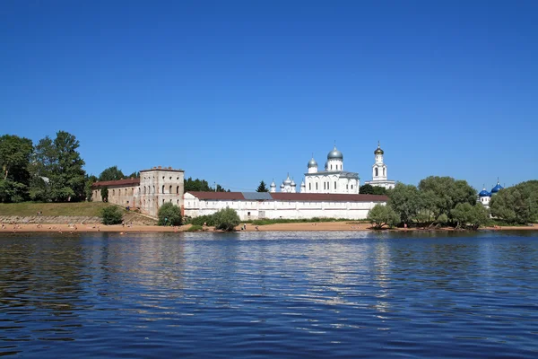 Християнська православна церква на березі річки — стокове фото