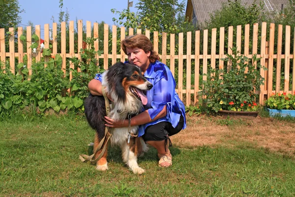 kadın ile köpek ahşap çit yakınındaki