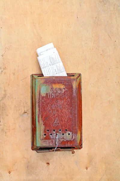 Alter Briefkasten an Holztür — Stockfoto