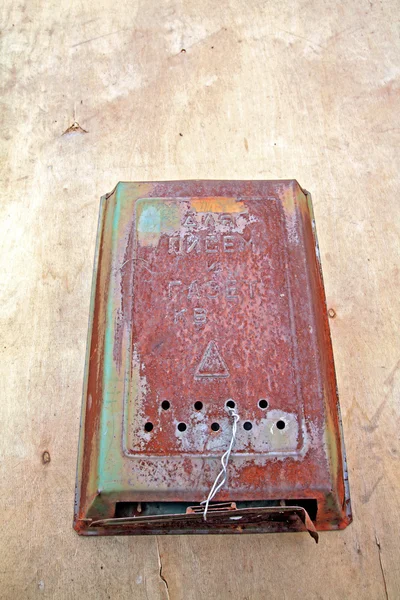 Стара поштова скринька на дерев'яних дверях — стокове фото