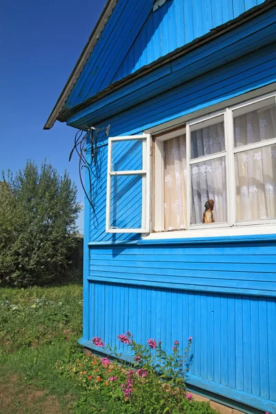 Fiori estivi vicino a edificio in legno rurale — Foto Stock