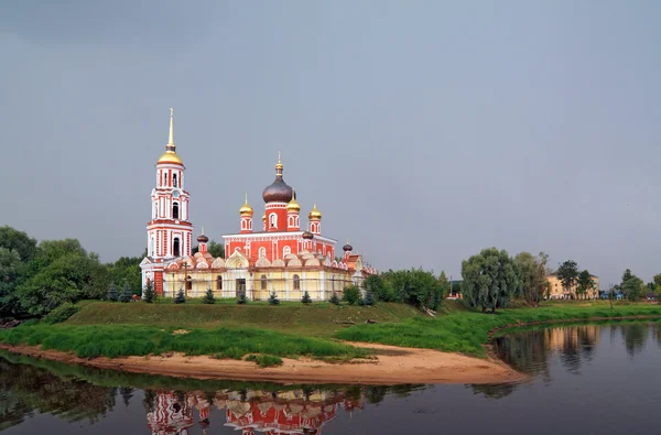 Chrześcijański Kościół prawosławny na wybrzeżu rzeki — Zdjęcie stockowe