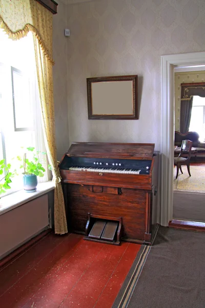 Vieux clavecin près de la fenêtre lumineuse — Photo