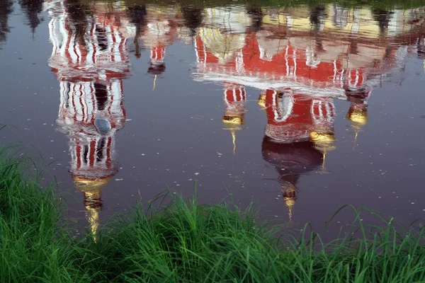 Reflexão da Igreja na água do rio — Fotografia de Stock