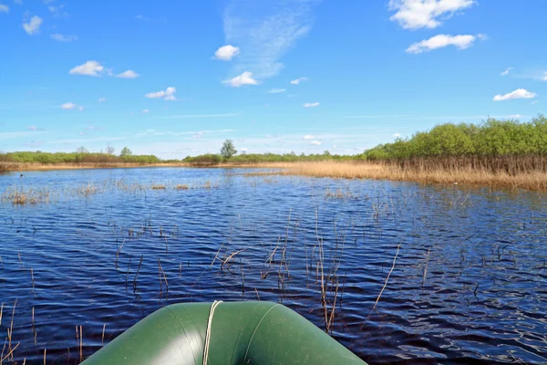 Резиновая лодка на большом озере — стоковое фото