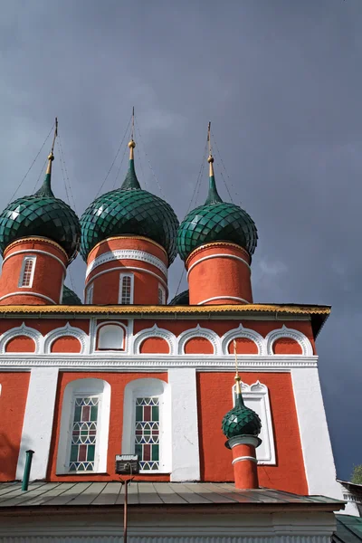 Chrześcijański Kościół prawosławny na tło zachmurzony — Zdjęcie stockowe