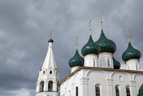 Iglesia ortodoxa cristiana sobre fondo nublado — Foto de Stock