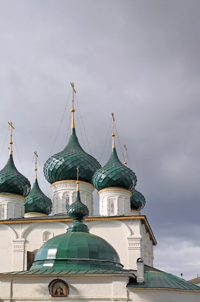 Iglesia ortodoxa cristiana sobre fondo nublado —  Fotos de Stock