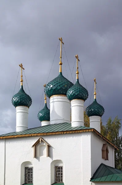 Église orthodoxe chrétienne sur fond nuageux — Photo