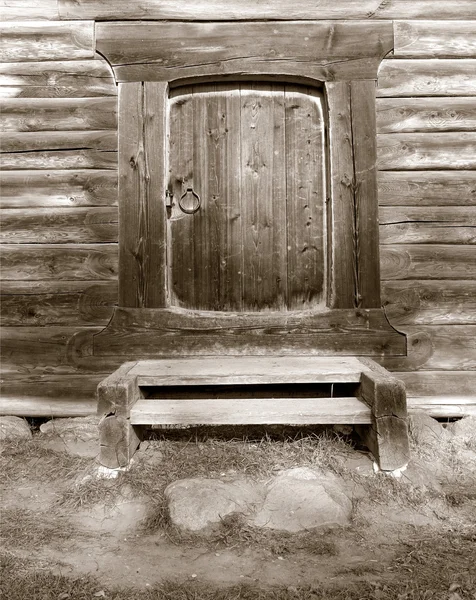 Πόρτα στο παλιό ξύλινο σπίτι, σέπια — Φωτογραφία Αρχείου