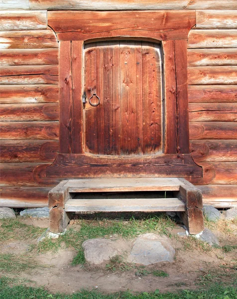 Дверь в старом деревянном доме — стоковое фото