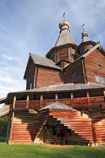 Stárnoucí dřevěná kaple ve vesnici — Stock fotografie