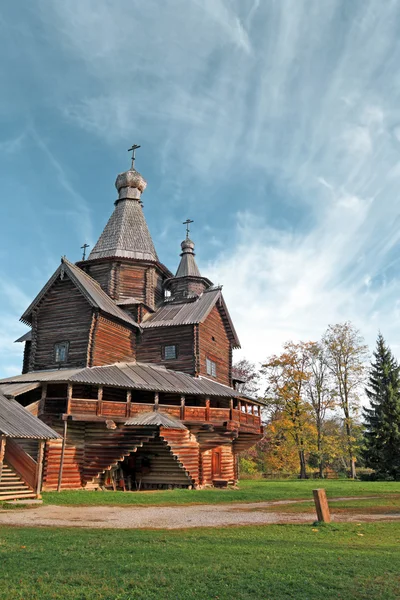 Aging wooden chapel in village — Stock Photo, Image
