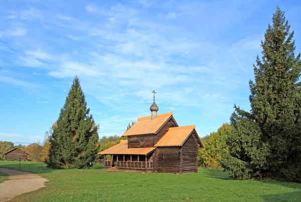 Starzejąca się drewniana kaplica we wsi — Zdjęcie stockowe