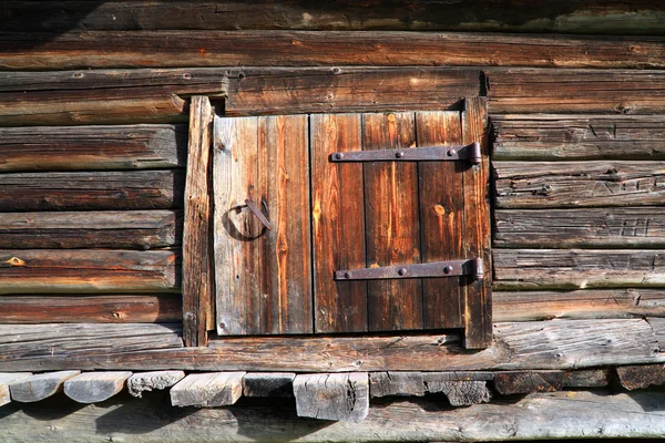Ξύλινη πόρτα σε αγροτικές αχυρώνα — Φωτογραφία Αρχείου