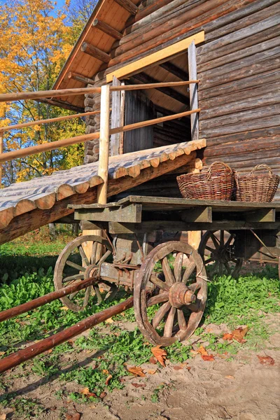 Stárnutí vozík u venkovských stabilní — Stock fotografie