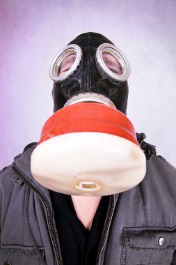 Gaz maskeli bir adam.