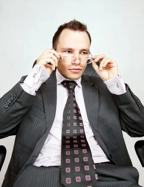 Empresário com um par de óculos modernos — Fotografia de Stock
