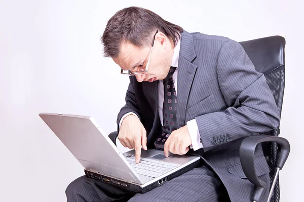 Бизнесмен сидит и использует ноутбук — стоковое фото