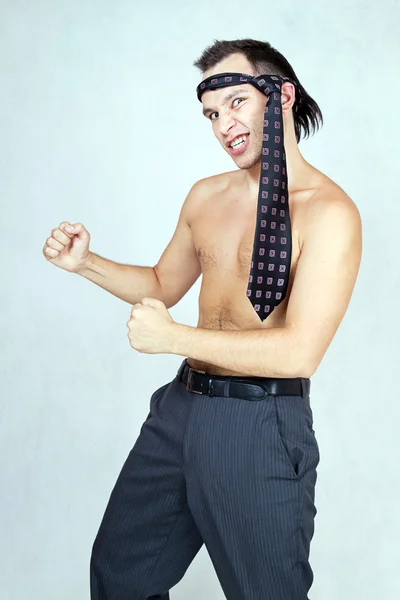 Zakenman met stropdas in karate pose — Stockfoto