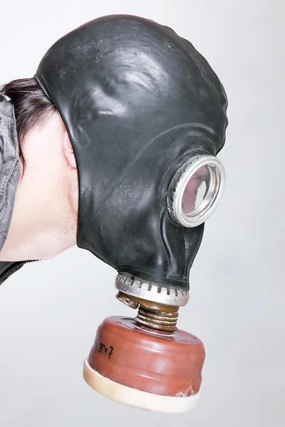 Man met een gasmasker — Stockfoto