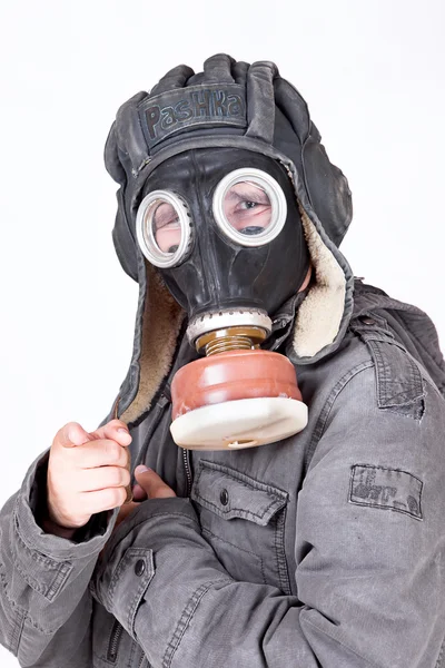 Hombre usando una máscara de gas — Foto de Stock