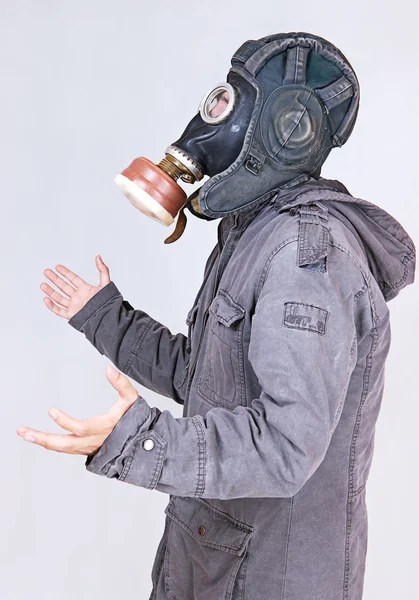 Hombre usando una máscara de gas — Foto de Stock