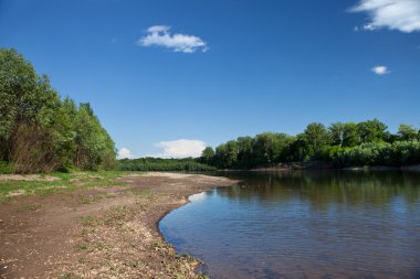 RiverscapeKaya, kar, gökyüzü ve bulutlar Kafkasya dağlarında