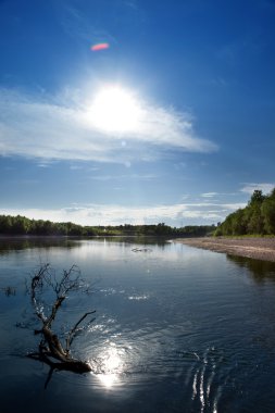 RiverscapeKaya, kar, gökyüzü ve bulutlar Kafkasya dağlarında