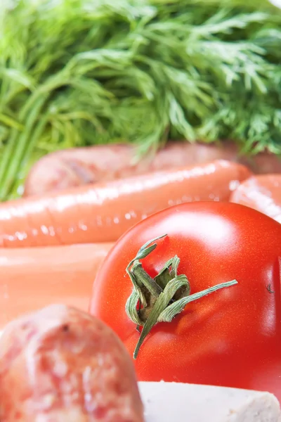Gros plan sur les tomates et les saucisses — Photo
