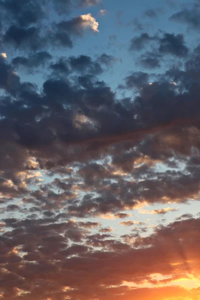 Барвисте небо на заході сонця — стокове фото